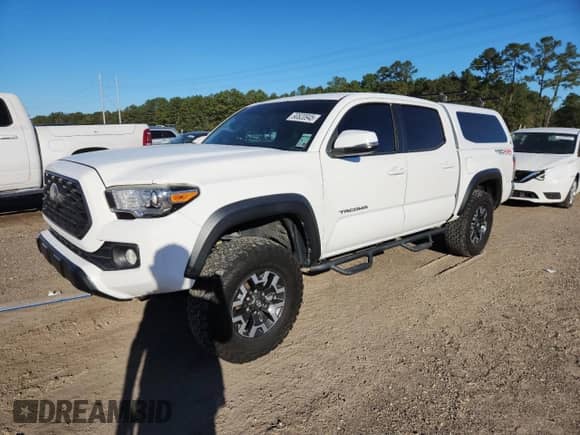 2020 Toyota Tacoma SR5 z VIN 3TMCZ5AN4LM294482, wystawiony jako Copart lot #90620945 z przebiegiem 135 293 mil mil oraz Szkoda całkowita • Salvage title. Historia ofert i sprzedaży dostępna na DreamBid. Obrazek 1.