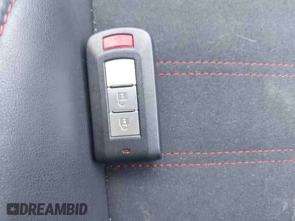 2022 Mitsubishi Outlander SE z VIN JA4APVAU1NU016393, wystawiony jako IAAI lot #42303726 z przebiegiem 83 688 mil mil oraz . Historia ofert i sprzedaży dostępna na DreamBid. Obrazek 11.