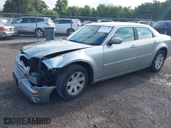 2005 Chrysler 300 Touring z VIN 2C3JA53G35H132409, wystawiony jako IAAI lot #43014719 z przebiegiem 237 011 mil mil oraz . Historia ofert i sprzedaży dostępna na DreamBid. Obrazek 17.