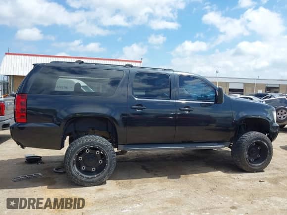 2010 Chevrolet Suburban LT z VIN 1GNUCJE08AR133987, wystawiony jako IAAI lot #42413997 z przebiegiem 268 401 mil mil oraz . Historia ofert i sprzedaży dostępna na DreamBid. Obrazek 14.