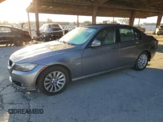 2009 BMW 3 Series 328i z VIN WBAPH57529NL76962, wystawiony jako Copart lot #80632085 z przebiegiem 127 036 mil mil oraz Szkoda całkowita • Salvage title. Historia ofert i sprzedaży dostępna na DreamBid. Obrazek 1.