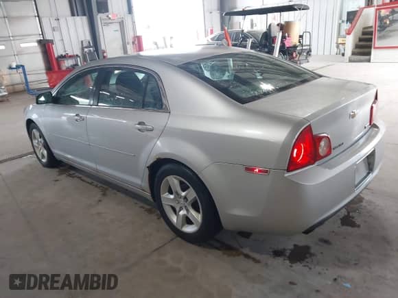 2010 Chevrolet Malibu 1FL z VIN 1G1ZA5E00AF244796, wystawiony jako IAAI lot #43290010 z przebiegiem 127 256 mil mil oraz . Historia ofert i sprzedaży dostępna na DreamBid. Obrazek 3.