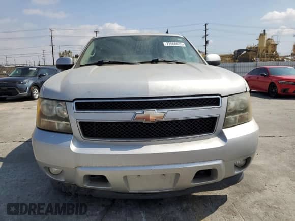 2010 Chevrolet Suburban LT z VIN 1GNUCJE04AR216753, wystawiony jako Copart lot #72060635 z przebiegiem 154 206 mil mil oraz Czysty tytuł • Clean title. Historia ofert i sprzedaży dostępna na DreamBid. Obrazek 5.