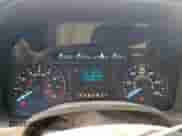 2018 Ford F-150 XL z VIN 1FTMF1CB9JFD61261, wystawiony jako Copart lot #84890555 z przebiegiem 140 741 mil mil oraz Czysty tytuł • Clean title. Historia ofert i sprzedaży dostępna na DreamBid. Obrazek 9.