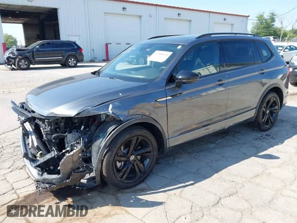 2024 Volkswagen Tiguan SE R-Line Black с VIN 3VV8B7AX9RM099771, выставлен на аукционе IAAI как лот 42948635 с пробегом 11 985 миль миль и . История ставок и продаж доступна на DreamBid. Изображение 2.