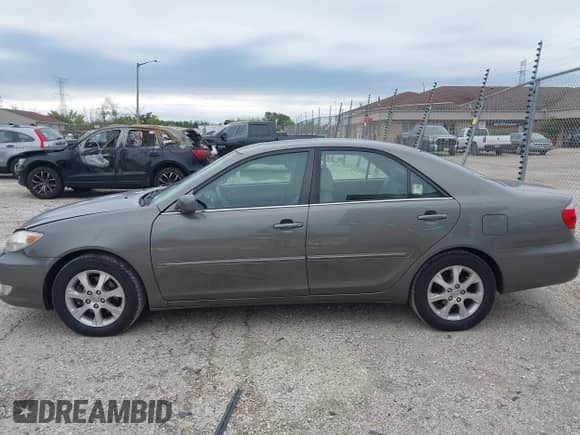 2005 Toyota Camry LE z VIN 4T1BF30K35U604602, wystawiony jako IAAI lot #43415458 z przebiegiem 217 265 mil mil oraz . Historia ofert i sprzedaży dostępna na DreamBid. Obrazek 14.