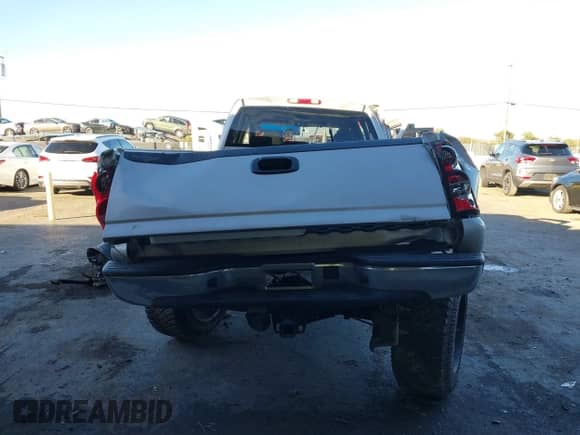 2006 Chevrolet Silverado 3500 SRW Wrk Trk с VIN 1GCHK33D46F268861, выставлен на аукционе IAAI как лот 41518243 с пробегом 117 900 миль миль и . История ставок и продаж доступна на DreamBid. Изображение 17.