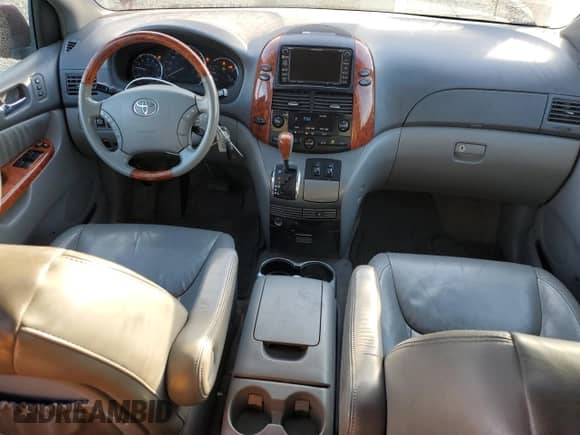 2010 Toyota Sienna XLE z VIN 5TDDK4CC2AS031404, wystawiony jako Copart lot #86620735 z przebiegiem 228 754 mil mil oraz Szkoda całkowita • Salvage title. Historia ofert i sprzedaży dostępna na DreamBid. Obrazek 8.