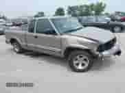 2003 Chevrolet S-10 LS с VIN 1GCCS19X838205486, выставлен на аукционе IAAI как лот 42492222 с пробегом 98 539 миль миль и . История ставок и продаж доступна на DreamBid. Изображение 1.