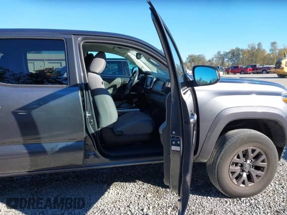 2021 Toyota Tacoma SR5 z VIN 3TMDZ5BN4MM106371, wystawiony jako IAAI lot #43451030 z przebiegiem 47 236 mil mil oraz . Historia ofert i sprzedaży dostępna na DreamBid. Obrazek 5.