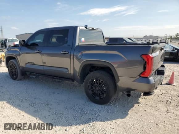 2024 Toyota Tundra SR5 z VIN 5TFLA5DB9RX198018, wystawiony jako Copart lot #89868995 z przebiegiem 28 276 mil mil oraz Szkoda całkowita • Salvage title. Historia ofert i sprzedaży dostępna na DreamBid. Obrazek 2.