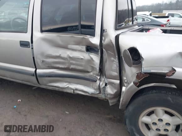 2001 Chevrolet S-10 LS with VIN 1GCDT13W41K176585, listed as a IAAI auction lot 41428911 with 114,733 mi miles and . Bid and sale history available at DreamBid. Image 6.