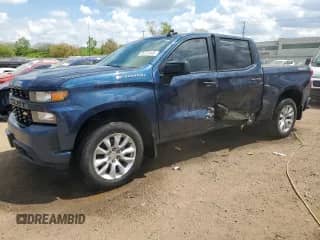 2020 Chevrolet Silverado 1500 Custom z VIN 3GCPYBEK3LG378066, wystawiony jako Copart lot #56721845 z przebiegiem 89 718 mil mil oraz Szkoda całkowita • Salvage title. Historia ofert i sprzedaży dostępna na DreamBid. Obrazek 1.