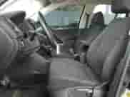 2017 Volkswagen Tiguan S с VIN WVGAV7AXXHK053780, выставлен на аукционе Copart как лот 81307405 с пробегом 96 629 миль миль и Чистый • Clean title. История ставок и продаж доступна на DreamBid. Изображение 7.