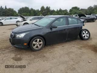 2014 Chevrolet Cruze 1LT z VIN 1G1PD5SB8E7341183, wystawiony jako Copart lot #60474555 z przebiegiem 141 676 mil mil oraz Szkoda całkowita • Salvage title. Historia ofert i sprzedaży dostępna na DreamBid. Obrazek 1.