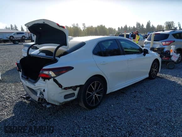 2021 Toyota Camry SE z VIN 4T1G11AK1MU426730, wystawiony jako IAAI lot #43400535 z przebiegiem 83 817 mil mil oraz . Historia ofert i sprzedaży dostępna na DreamBid. Obrazek 4.