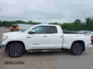 2016 Toyota Tundra Limited z VIN 5TFBY5F1XGX519590, wystawiony jako IAAI lot #43016021 z przebiegiem 99 521 mil mil oraz . Historia ofert i sprzedaży dostępna na DreamBid. Obrazek 14.