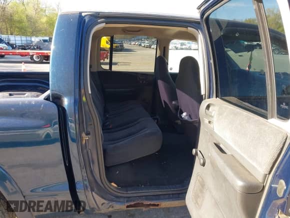 2004 Dodge Dakota Sport z VIN 1D7HL38K64S591081, wystawiony jako IAAI lot #42154889 z przebiegiem 235 228 mil mil oraz . Historia ofert i sprzedaży dostępna na DreamBid. Obrazek 8.