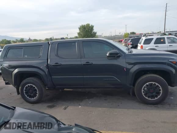 2024 Toyota Tacoma TRD Off Road с VIN 3TMLB5JN8RM009103, выставлен на аукционе IAAI как лот 43210758 с пробегом 14 193 миль миль и . История ставок и продаж доступна на DreamBid. Изображение 14.