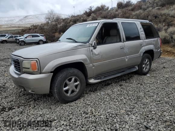 2000 Cadillac Escalade z VIN 1GYEK13RXYR103671, wystawiony jako Copart lot #48146125 z przebiegiem 271 195 mil mil oraz Szkoda całkowita • Salvage title. Historia ofert i sprzedaży dostępna na DreamBid. Obrazek 1.
