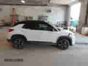 2021 Chevrolet TrailBlazer RS z VIN KL79MUSL8MB102924, wystawiony jako IAAI lot #42943736 z przebiegiem 53 984 mil mil oraz . Historia ofert i sprzedaży dostępna na DreamBid. Obrazek 13.