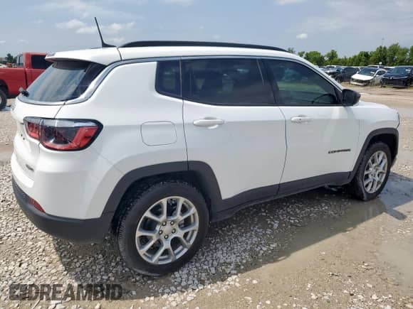 2024 Jeep Compass Latitude Lux с VIN 3C4NJDFN4RT149931, выставлен на аукционе Copart как лот 69669565 с пробегом 3 204 миль миль и Списание • Salvage title. История ставок и продаж доступна на DreamBid. Изображение 3.