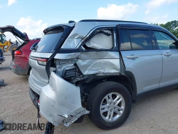 2024 Jeep Grand Cherokee Altitude z VIN 1C4RJGAG9R8604282, wystawiony jako IAAI lot #42606117 z przebiegiem 8 728 mil mil oraz . Historia ofert i sprzedaży dostępna na DreamBid. Obrazek 6.