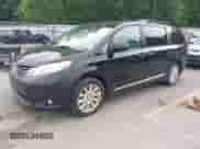 2012 Toyota Sienna XLE z VIN 5TDDK3DC9CS031735, wystawiony jako IAAI lot #42553720 z przebiegiem 286 348 mil mil oraz . Historia ofert i sprzedaży dostępna na DreamBid. Obrazek 17.