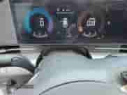 2024 Hyundai Kona SE с VIN KM8HA3AB8RU103427, выставлен на аукционе Copart как лот 65820135 с пробегом 14 345 миль миль и Списание • Salvage title. История ставок и продаж доступна на DreamBid. Изображение 9.