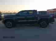 2024 Toyota Tacoma SR5 z VIN 3TMLB5JN8RM080821, wystawiony jako IAAI lot #43198796 z przebiegiem 13 169 mil mil oraz . Historia ofert i sprzedaży dostępna na DreamBid. Obrazek 14.
