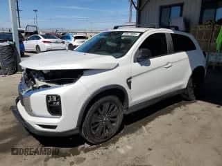 2021 Mitsubishi Outlander ES z VIN JA4ARUAU8MU009539, wystawiony jako Copart lot #69479885 z przebiegiem 81 254 mil mil oraz Szkoda całkowita • Salvage title. Historia ofert i sprzedaży dostępna na DreamBid. Obrazek 1.