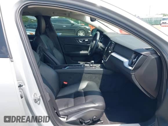 2024 Volvo S60 Core Dark Theme z VIN 7JRL12TK4RG282667, wystawiony jako IAAI lot #42439211 z przebiegiem 40 113 mil mil oraz . Historia ofert i sprzedaży dostępna na DreamBid. Obrazek 5.