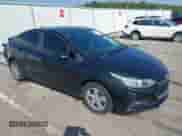 2018 Chevrolet Cruze LS z VIN 1G1BC5SM5J7180025, wystawiony jako IAAI lot #43222366 z przebiegiem 104 481 mil mil oraz . Historia ofert i sprzedaży dostępna na DreamBid. Obrazek 1.