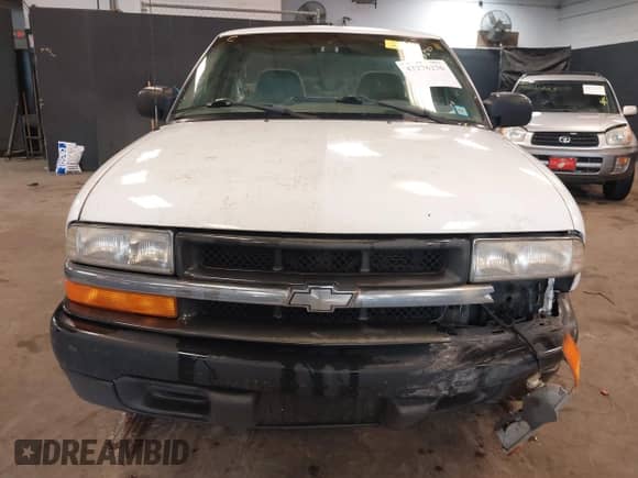 1999 Chevrolet S-10 LS z VIN 1GCCS1449XK144901, wystawiony jako IAAI lot #42276236 z przebiegiem 89 988 mil mil oraz . Historia ofert i sprzedaży dostępna na DreamBid. Obrazek 12.