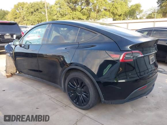 2023 Tesla Model Y Long Range z VIN 7SAYGAEE7PF767951, wystawiony jako IAAI lot #43128878 z przebiegiem 36 431 mil mil oraz . Historia ofert i sprzedaży dostępna na DreamBid. Obrazek 3.