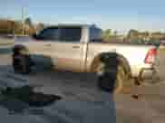 2019 Ram 1500 Tradesman z VIN 1C6RREGT1KN590345, wystawiony jako Copart lot #49413505 z przebiegiem 128 091 mil mil oraz Szkoda całkowita • Salvage title. Historia ofert i sprzedaży dostępna na DreamBid. Obrazek 2.