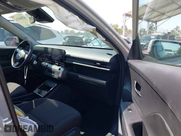 2025 Hyundai Kona SEL Convenience z VIN KM8HC3AB6SU269638, wystawiony jako IAAI lot #42604262 z przebiegiem 2 696 mil mil oraz . Historia ofert i sprzedaży dostępna na DreamBid. Obrazek 5.