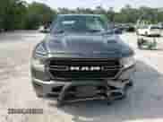 2022 Ram 1500 Laramie z VIN 1C6RREJT9NN337402, wystawiony jako Copart lot #57089715 z przebiegiem 54 987 mil mil oraz Czysty tytuł • Clean title. Historia ofert i sprzedaży dostępna na DreamBid. Obrazek 13.