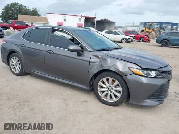 2020 Toyota Camry LE z VIN 4T1C11AK2LU999892, wystawiony jako IAAI lot #43225624 z przebiegiem Nie podano mil oraz . Historia ofert i sprzedaży dostępna na DreamBid. Obrazek 1.