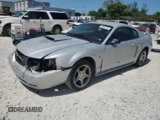2002 Ford Mustang GT Deluxe с VIN 1FAFP42X72F221138, выставлен на аукционе Copart как лот 66922345 с пробегом 102 718 миль миль и Списание • Salvage title. История ставок и продаж доступна на DreamBid. Изображение 1.