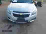 2012 Chevrolet Cruze LS z VIN 1G1PD5SH5C7325539, wystawiony jako IAAI lot #43399155 z przebiegiem 153 081 mil mil oraz . Historia ofert i sprzedaży dostępna na DreamBid. Obrazek 6.