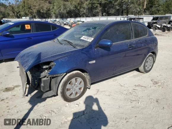 2010 Hyundai Accent Blue z VIN KMHCM3AC5AU151000, wystawiony jako Copart lot #44409015 z przebiegiem 147 991 mil mil oraz Szkoda całkowita • Salvage title. Historia ofert i sprzedaży dostępna na DreamBid. Obrazek 1.