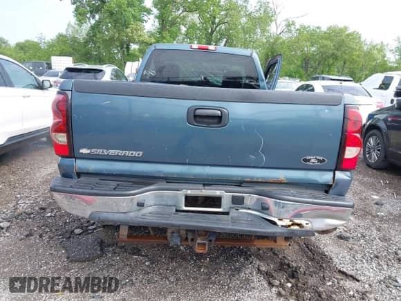 2007 Chevrolet Silverado 2500HD LT1 z VIN 1GCHK24U07E103731, wystawiony jako IAAI lot #42251715 z przebiegiem 199 286 mil mil oraz . Historia ofert i sprzedaży dostępna na DreamBid. Obrazek 17.