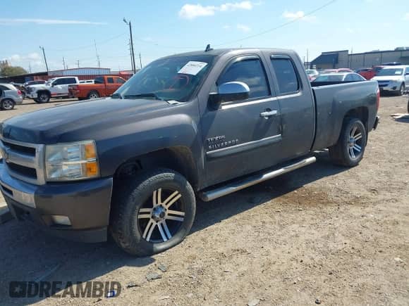 2011 Chevrolet Silverado 1500 LT z VIN 1GCRCSE08BZ222738, wystawiony jako IAAI lot #42884214 z przebiegiem 174 647 mil mil oraz . Historia ofert i sprzedaży dostępna na DreamBid. Obrazek 17.