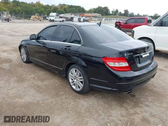 2009 Mercedes-Benz C 300 Sport z VIN WDDGF81X09R045624, wystawiony jako IAAI lot #43385057 z przebiegiem 94 917 mil mil oraz . Historia ofert i sprzedaży dostępna na DreamBid. Obrazek 3.