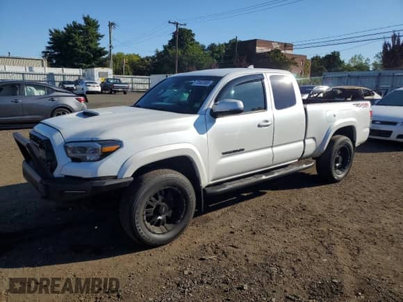 2022 Toyota Tacoma SR z VIN 3TYSZ5AN0NT080091, wystawiony jako Copart lot #70502085 z przebiegiem 72 221 mil mil oraz Szkoda całkowita • Salvage title. Historia ofert i sprzedaży dostępna na DreamBid. Obrazek 1.