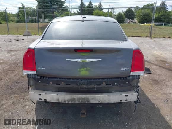 2016 Chrysler 300 Anniversary Edition z VIN 2C3CCARGXGH248535, wystawiony jako IAAI lot #43076505 z przebiegiem 111 442 mil mil oraz . Historia ofert i sprzedaży dostępna na DreamBid. Obrazek 16.