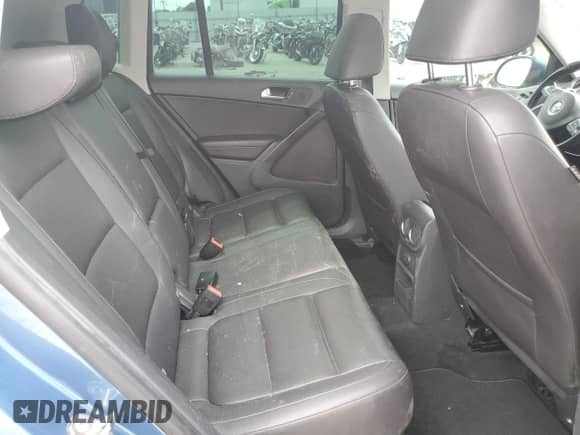 2017 Volkswagen Tiguan Wolfsburg Edition с VIN WVGRV7AX7HK003017, выставлен на аукционе Copart как лот 81061405 с пробегом 82 107 миль миль и Списание • Salvage title. История ставок и продаж доступна на DreamBid. Изображение 11.