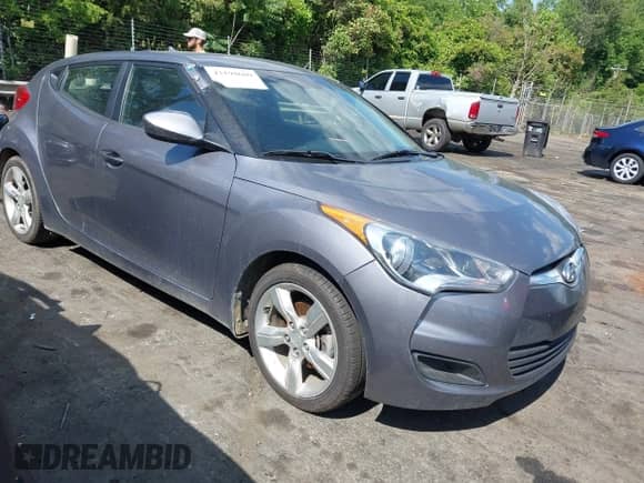 2013 Hyundai Veloster w/Gray Int z VIN KMHTC6ADXDU172104, wystawiony jako IAAI lot #42198689 z przebiegiem 67 160 mil mil oraz . Historia ofert i sprzedaży dostępna na DreamBid. Obrazek 1.