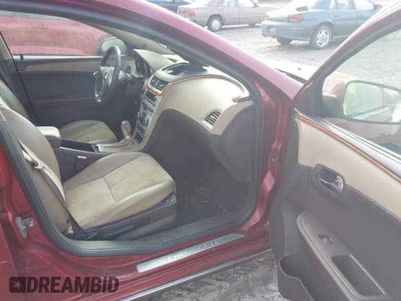 2010 Chevrolet Malibu 2LT z VIN 1G1ZD5EB4AF119308, wystawiony jako IAAI lot #43287298 z przebiegiem 125 737 mil mil oraz . Historia ofert i sprzedaży dostępna na DreamBid. Obrazek 5.